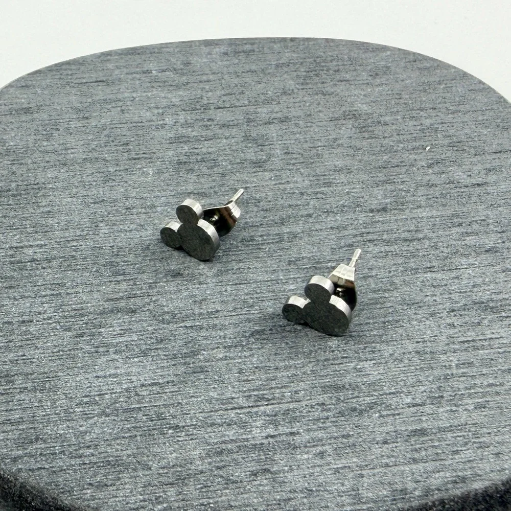 Y2K Minimalist Mouse Silhouette Stud Earrings Silver Tone Whimsical Jewelry Gift